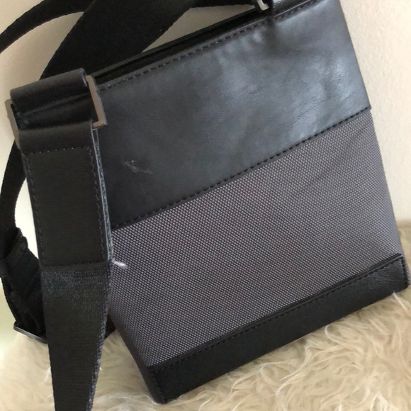 Calvin Klein body bag - Picture 3 of 4